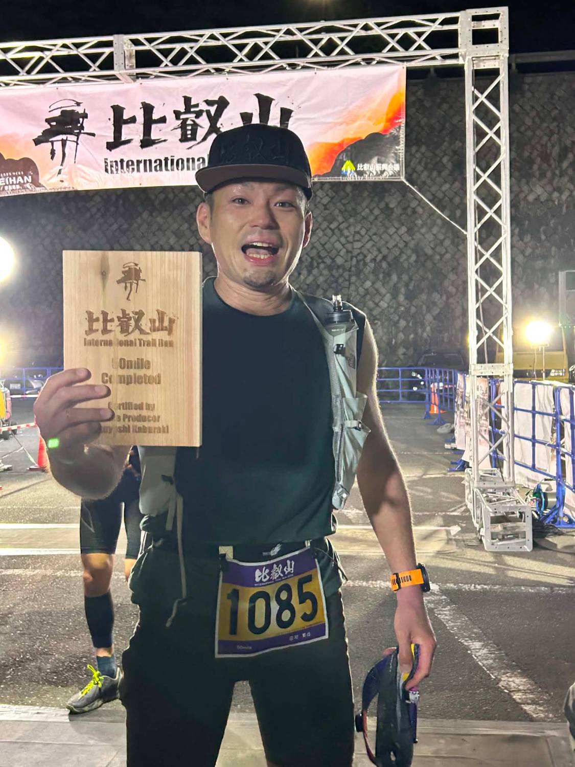 比叡山50マイルの完走証を手に笑うしょーじJr.